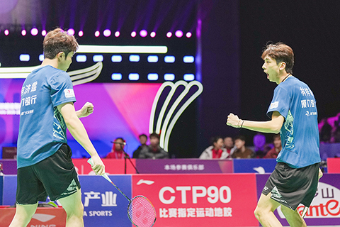 ◎ 一月二日,廈門銀行隊組合何濟霆(左)林祥毅在比賽中慶祝得分。他們在男雙比賽中一比二不敵遼寧極兔李永波隊組合任翔宇謝浩南。當日,在湖南長沙舉行的二0二五-二0二六中國羽毛球俱樂部超級聯賽冠亞軍決賽中,廈門銀行隊三比一戰勝遼寧極兔李永波隊,獲得冠軍。(新華社記者 薛宇舸 攝)