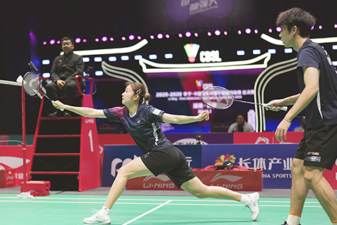 ◎ 一月二日,浙江競體隊組合沈烜垚/陳樊淑湉(左)在比賽中。他們在混雙比賽中一比二不敵青島仁洲隊組合蔣振邦/魏雅欣。當日,在湖南長沙舉行的二0二五-二0二六中國羽毛球俱樂部超級聯賽三四名決賽中,青島仁洲隊三比一戰勝浙江競體隊,獲得季軍。(新華社記者 薛宇舸 攝)