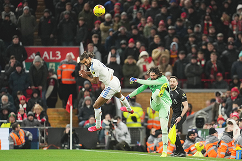 ◎ 一月一日,在英格蘭利物浦舉行的英超聯賽比賽中利物浦門將艾利臣(右)與列斯聯的多米尼克.卡爾弗特-盧因爭奪球權。(美聯社Jon Super)