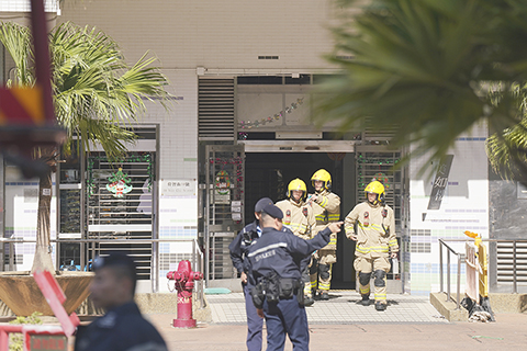 ◎ 一月四日,石硤尾邨美如樓早上發生火警,警方、救護車及消防員接報到場疏散逾二百居民。消防出動一條喉及一隊煙帽隊灌救,其後將火救熄。初步知道造成一死八傷,分別送往明愛醫院及廣華醫院治理。圖為消防員走出事發的美如樓。(香港中通社 陳奕啟 攝)