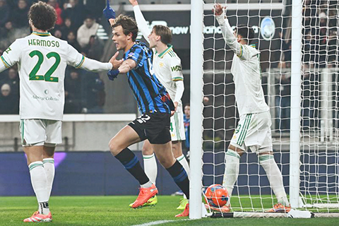 ◎ 史卡維尼(中)昨晨一錘定音,阿特蘭大隊小勝羅馬隊。(新華社發)