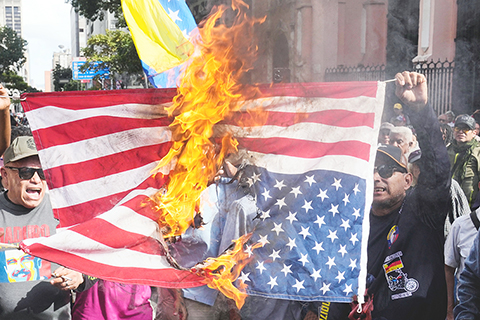 ◎ 一月三日,美國總統特朗普宣佈美軍已俘虜委內瑞拉總統馬杜羅及其夫人後,政府支持者在委內瑞拉加拉加斯焚燒美國國旗。(美聯社照片/Ariana Cubillos)