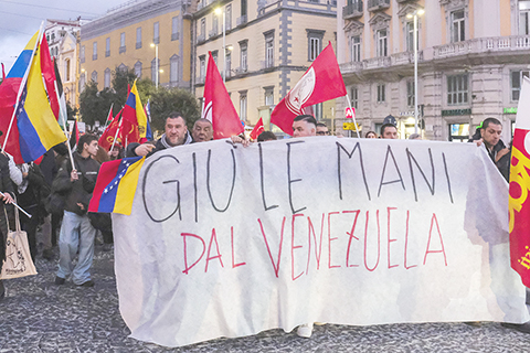 ◎ 一月三日,在意大利拿玻里,當地民眾手持寫有反對干涉委內瑞拉內容的標語參加抗議活動。美國當日凌晨對委內瑞拉發起大規模軍事行動,突襲委首都加拉加斯並抓走委總統馬杜羅及其夫人。(新華社發)
