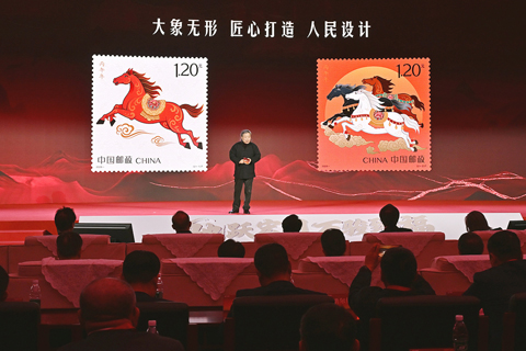 ◎ 一月五日,郵票設計師閻炳武在活動現場講述《丙午年》特種郵票的設計藝術特點。當日,《丙午年》特種郵票首發儀式在北京舉行。來自中國郵政集團有限公司、文化部、中國文聯、中國美術家協會、國家郵政局和中華全國集郵聯合會等機構的百餘位嘉賓參加活動。中國郵政向中國國家版本館贈送了《丙午年》零一號版張。(新華社記者 李賀 攝)