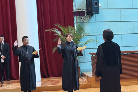 ◎ 新任第一審法院合議庭主席姚穎珊法官及戎奇法官宣誓就職。