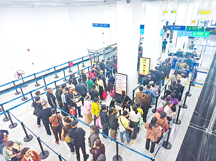 2025年12月28日,旅客在中緬邊境打洛口岸排隊候檢。(打洛邊檢站 供圖)