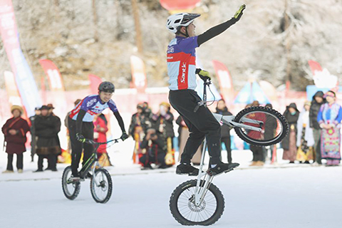 ◎ 一月五日,在理縣畢棚溝滑雪場,兩名表演者在雪地裡進行山地車表演。一月五日,以「激情冰雪活力四川」為主題的第十二屆全國大眾冰雪季(四川分會場)暨四川省第八屆全民健身冰雪季活動在阿壩州理縣畢棚溝滑雪場啟幕。啟動儀式上的川渝越野滑雪賽、冰雪裝置打卡、冰雪動漫、冰雪非遺市集等嘉年華活動,讓廣大冰雪愛好者感受四川冰雪的獨特魅力。(新華社記者 江宏景 攝)