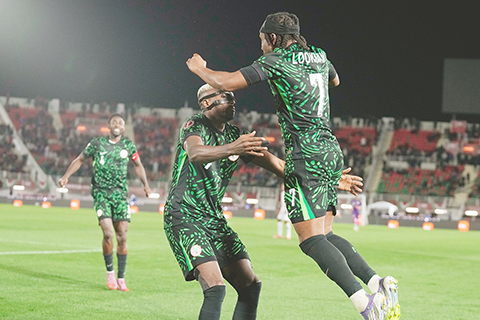 ◎ 尼日利亞隊大功臣奧森漢(中)和隊友慶祝打入八強。(美聯社)