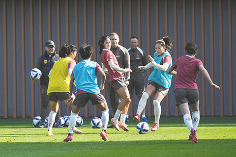◎ 一月六日,中國女足隊員在訓練中。中國女足二0二六年第一期集訓一月四日至二十二日在廣東深圳進行。(新華社記者 毛思倩 攝)