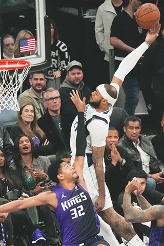 ◎ 一月六日,獨行俠隊加福德(右)扣籃。達拉斯獨行俠隊客場一百比九十八戰勝薩克拉門托帝王隊。(新華社發 孫宇軒攝)