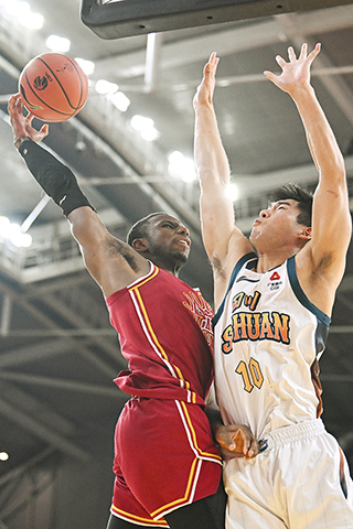◎ 一月六日,山西汾酒隊球員迪亞洛(紅衣)在比賽中進攻。CBA常規賽第十一輪比賽中,山西汾酒隊主場以九十七比七十九戰勝四川豐谷酒業隊。(中新社記者 韋亮 攝)