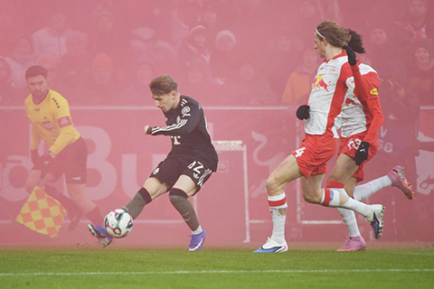 ◎ 一月六日,拜仁慕尼黑隊球員卡爾(中)傳球。在奧地利薩爾茨堡進行的一場友誼賽中,德甲拜仁慕尼黑隊客場五比0戰勝奧超薩爾斯堡紅牛隊。(新華社記者賀燦鈴攝)