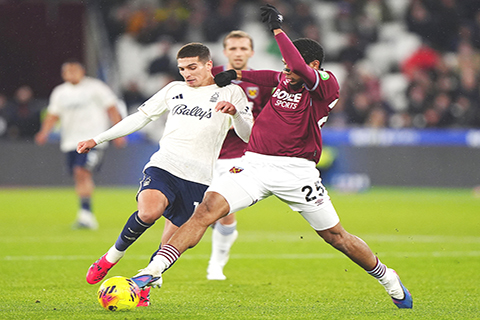 ◎ 森林隊杜明古斯(前左)建功,最終二比一客勝韋斯咸。(美聯社)