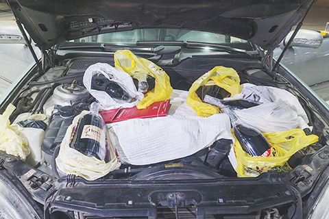 ◎ 車頭上方藏匿走私的洋酒。