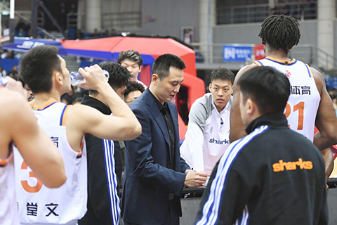 ◎ 一月七日,上海久事隊主教練盧偉(中)在比賽間隙佈置戰術。CBA常規賽第十二輪比賽中,上海久事隊客場九十比七十三戰勝青島嶗山啤酒隊。( 新華社記者 李紫恆 攝)