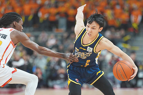 ◎ 一月七日,廣東東陽光隊球員徐傑(右)突破。CBA常規賽第十二輪比賽中,廣東東陽光隊主場一百一十比一百零五戰勝深圳馬可波羅隊。(新華社記者 吳魯 攝)