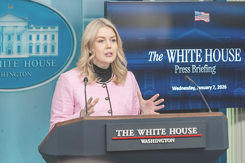 ◎ 美國白宮新聞秘書萊維特一月七日在記者會上說,美國政府將繼續對所有美方指稱的「非法運輸石油船隻」實施禁運,被扣油輪上船員可能被帶到美國接受審判。萊維特稱,當天早些時候遭美方扣押的一艘懸掛俄羅斯國旗的油輪「違反了美國的制裁措施」,船員可能因違反美國法律而受到起訴,如有必要,他們將被帶到美國接受審判。(新華社發 李源清 攝)