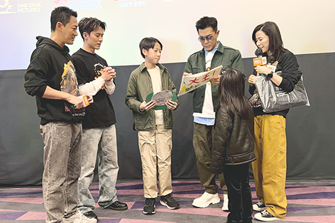 ◎ 古天樂為小粉絲前面。