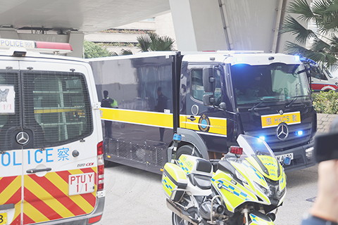 ◎ 一月十二日,壹傳媒創辦人黎智英上月被法庭裁定兩項串謀勾結外國或者境外勢力危害國家安全罪及串謀刊印、發佈、出售、要約出售、分發、展示及/或複製煽動刊物罪三罪俱成。法庭由當日上午開始,在香港西九龍裁判法院一併處理黎智英和包括六名前《蘋果日報》高層在內的其餘八名已認罪被告的求情,暫預留四天處理。圖為囚車抵達法院。(香港中通社記者鄧梓傑 攝)