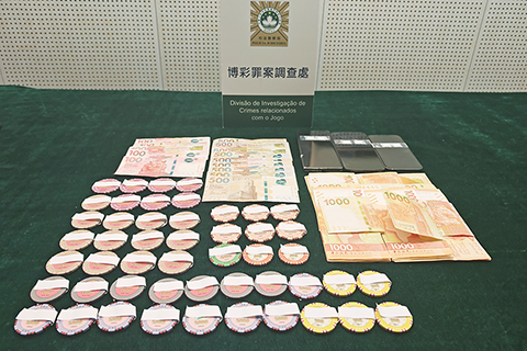 ◎ 不法借貸案中司警搜出及扣押逾一百萬元現金及籌碼。