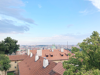 從城堡區葡萄園觀景台看布拉格羅曼樣式建築