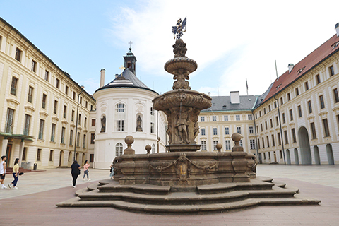 第一庭院的柯爾噴泉