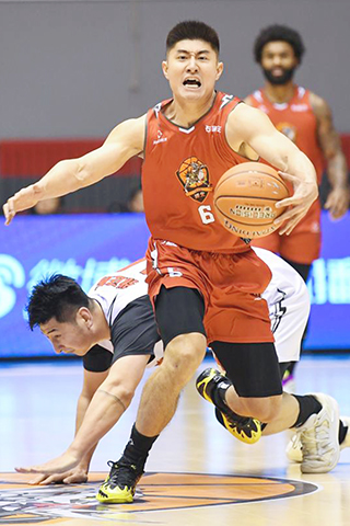 ◎ 一月十三日,石家莊翔藍隊球員王炫(前)拼搶。全國男子籃球聯賽(NBL)常規賽第九輪比賽中,石家莊翔藍隊主場一百二十八比一百一十二戰勝安徽皖江龍隊。(新華社發 張曉峰攝)