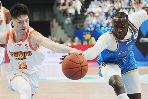 ◎ 一月十三日,在北京首鋼園冰球館舉行的中國男子籃球職業聯賽常規賽比賽中,北京北汽隊主場八十九比八十五戰勝江蘇肯帝亞隊。圖為北京北汽隊貝利(藍衣)與江蘇肯帝亞隊劉澤希(白衣)拼搶。(中新社記者 張祥毅 攝)