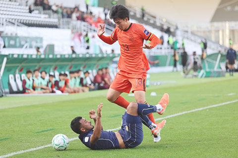 ◎ 一月十四日,中國隊球員王博豪(上)在比賽中。在沙特阿拉伯利雅得舉行的二0二六年亞足聯U23男足亞洲盃D組最後一輪比賽中,中國隊0比0戰平泰國隊,晉級八強,隊史首次躋身淘汰賽。(新華社記者 王海洲 攝)