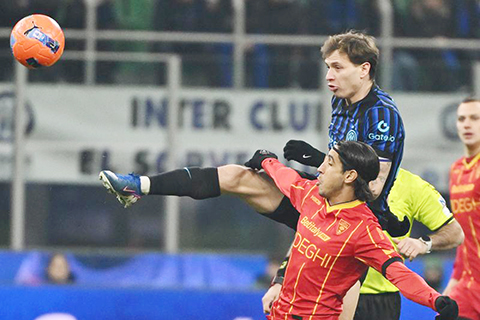 ◎ 一月十四日,國際米蘭隊球員巴里拿(上)積極拼搶。國際米蘭隊主場一比0戰勝萊切隊。(新華社發)