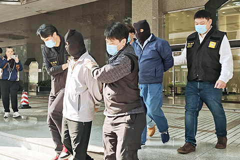 ◎ 兩名茶葉洋酒行職員涉不法匯兌被拘。