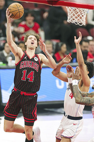 ◎ 公牛十四號布薛列斯上籃,終場擊退快艇。(新華社發)