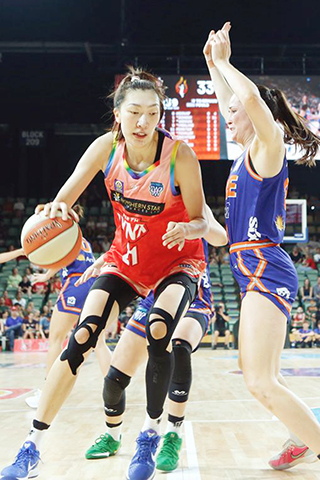 ◎ 一月二十日,珀斯山貓隊球員韓旭(左)在比賽中突破。澳大利亞女籃聯賽(WNBL)比賽中,中國球員韓旭加盟的珀斯山貓隊主場七十六比八十二不敵湯斯維爾火力隊。(新華社發 周丹攝)