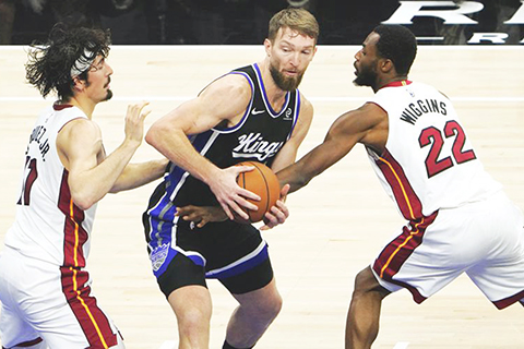 ◎ 帝王隊沙邦尼斯(中)運球遇阻,昨早不敵熱火。(新華社發)