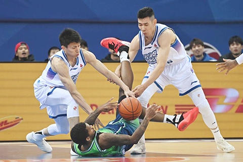 ◎ 一月二十日,天津先行者隊球員哈姆雷特(下)和寧波町渥隊球員劉曉宇(左)、羅凱文爭搶。CBA常規賽第十七輪比賽中,天津先行者隊主場一百零三比九十三戰勝寧波町渥隊。(新華社記者 趙子碩 攝)