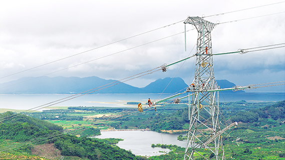 中國南方電網公司工作人員在海南500千伏化亞甲線(東方段)施工現場開展附件安裝工作。(資料圖 南方電網公司供圖)