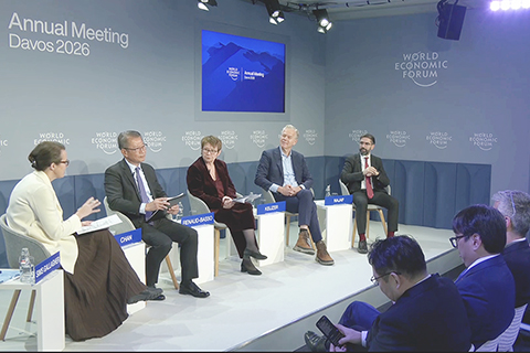 ◎ 當地時間一月廿二日,陳茂波(左二)在以「如何為減碳項目融資」為主題的專題會議上發言。(香港特區政府新聞處供圖)