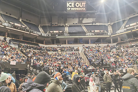 ◎ 美國明尼蘇達州民眾一月二十三日舉行街頭示威、集會等活動,抗議移民與海關執法局(ICE)針對非法移民的暴力執法,多人在抗議活動中被逮捕。圖為當日,抗議者在美國明尼蘇達州明尼阿波利斯市參加集會。(新華社發)