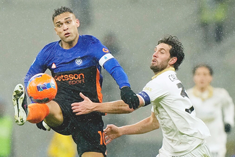 ◎ 國米十號拿達路馬天尼斯(上)建功,追成二比二,終場反勝意甲榜尾比薩。(美聯社)