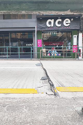 ◎ 路面出現裂縫和落差。