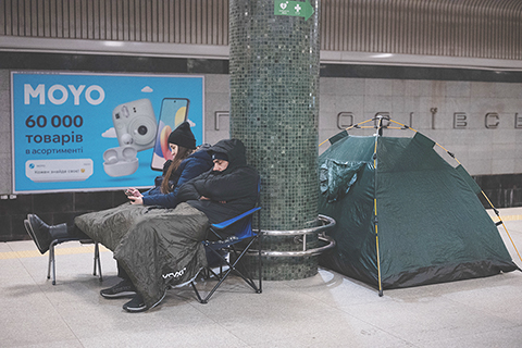 ◎ 一月廿四日,在烏克蘭基輔,在俄羅斯夜間導彈和無人機襲擊期間,人們在地鐵站避難。(美聯社圖片/Danylo Antoniuk)