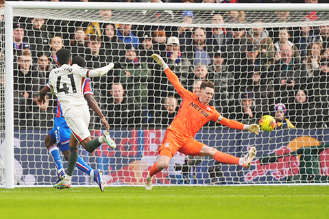 ◎ 車路士四十一號艾斯迪華奧韋利安昨夜率先破水晶宮大門。(美聯社)