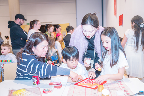 維也納中文學校近日在春節聯歡活動中設置了「五福迎春」中國文化體驗工作坊。圖為活動現場的拓印體驗。(受訪者 供圖)