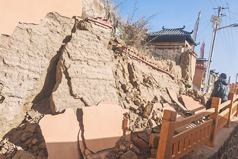 ◎ 一月二十六日,甘肅甘南藏族自治州迭部縣發生五點五級地震,震源深度十千米。此次地震震感強烈,迭部縣農村部份房屋出現牆體開裂,牆皮剝落現象,暫無人員傷亡。圖為當地村民檢查房屋受損情況。(中新社發 喜饒嘉措 攝)