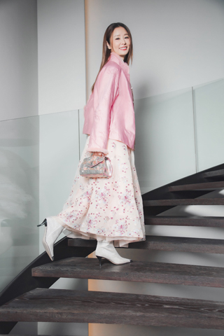 ◎ 林心如身披品牌時裝回憶過年格外溫暖。