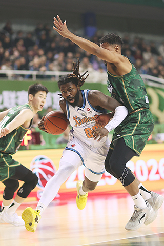 ◎ 1月27日晚,CBA常規賽比賽中,南京天之藍隊(綠衣)主場98比97險勝新疆伊力特隊(白衣)。圖為新疆伊力特隊球員哈里斯(中)在比賽中進攻。(中新社記者泱波攝)