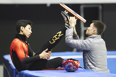 ◎ 1月29日,中國短道速滑隊在北京舉行媒體開放日活動,即將參加2026年米蘭-科爾蒂納冬奧會的范可新、林孝埈、劉少昂和孫龍等多位運動員進行上冰訓練。圖為孫龍(左)訓練中更換冰刀。(中新社記者富田攝)