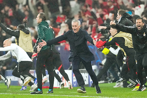 ◎ 名帥摩連奴(中)指揮有方,四比二打敗皇馬。(美聯社)