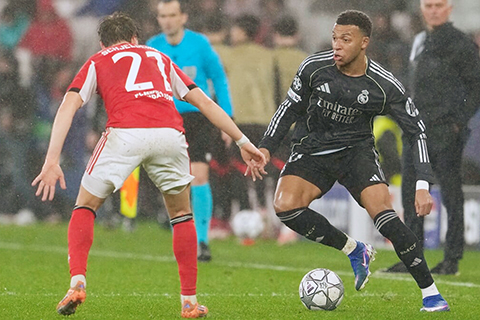 ◎ 黑衣麥巴比本來已打入兩球,仍敗於賓菲加腳下。(美聯社)