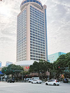 站在粵海東路拍攝的粵海酒店一部分,其樓頂是旋轉餐廳。